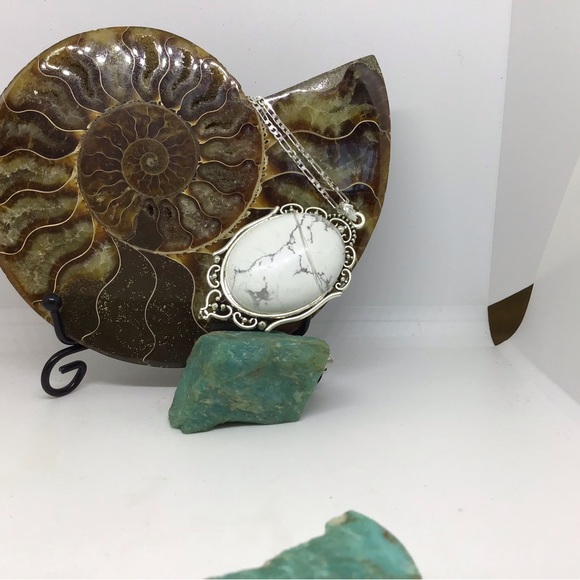 Howlite necklace - Picture 6 of 10